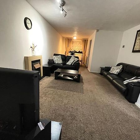 Princess 3 Bedroom House + Offstreet Parking +Wifi Leeds  Bagian luar foto