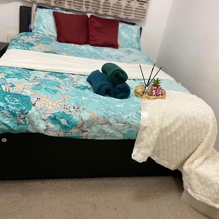 Princess 3 Bedroom House + Offstreet Parking +Wifi Leeds  Bagian luar foto