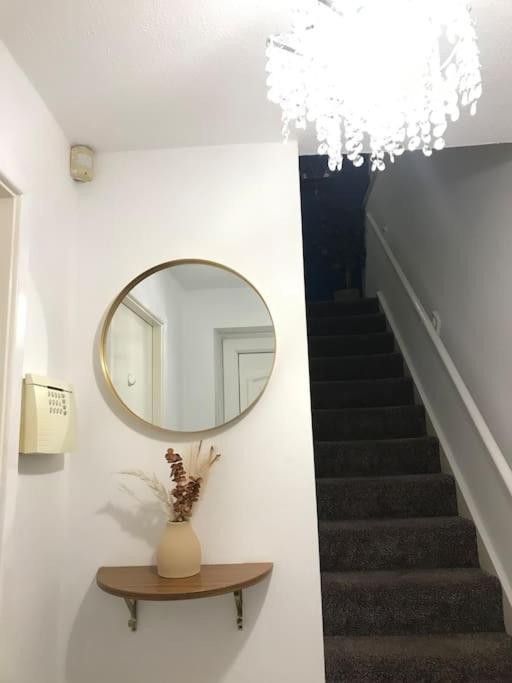 Princess 3 Bedroom House + Offstreet Parking +Wifi Leeds  Bagian luar foto