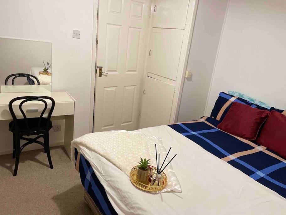 Princess 3 Bedroom House + Offstreet Parking +Wifi Leeds  Bagian luar foto