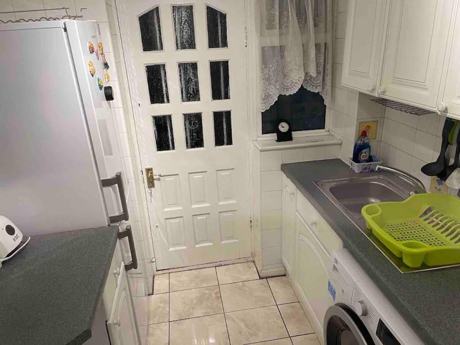 Princess 3 Bedroom House + Offstreet Parking +Wifi Leeds  Bagian luar foto