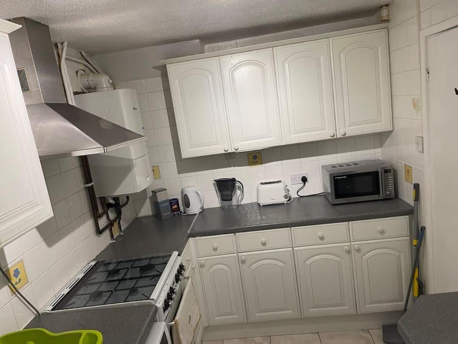 Princess 3 Bedroom House + Offstreet Parking +Wifi Leeds  Bagian luar foto